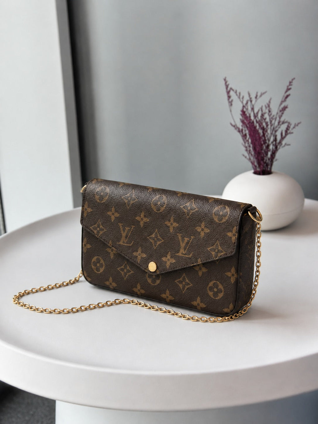 LOUIS VUITTON POCHETTE BAG