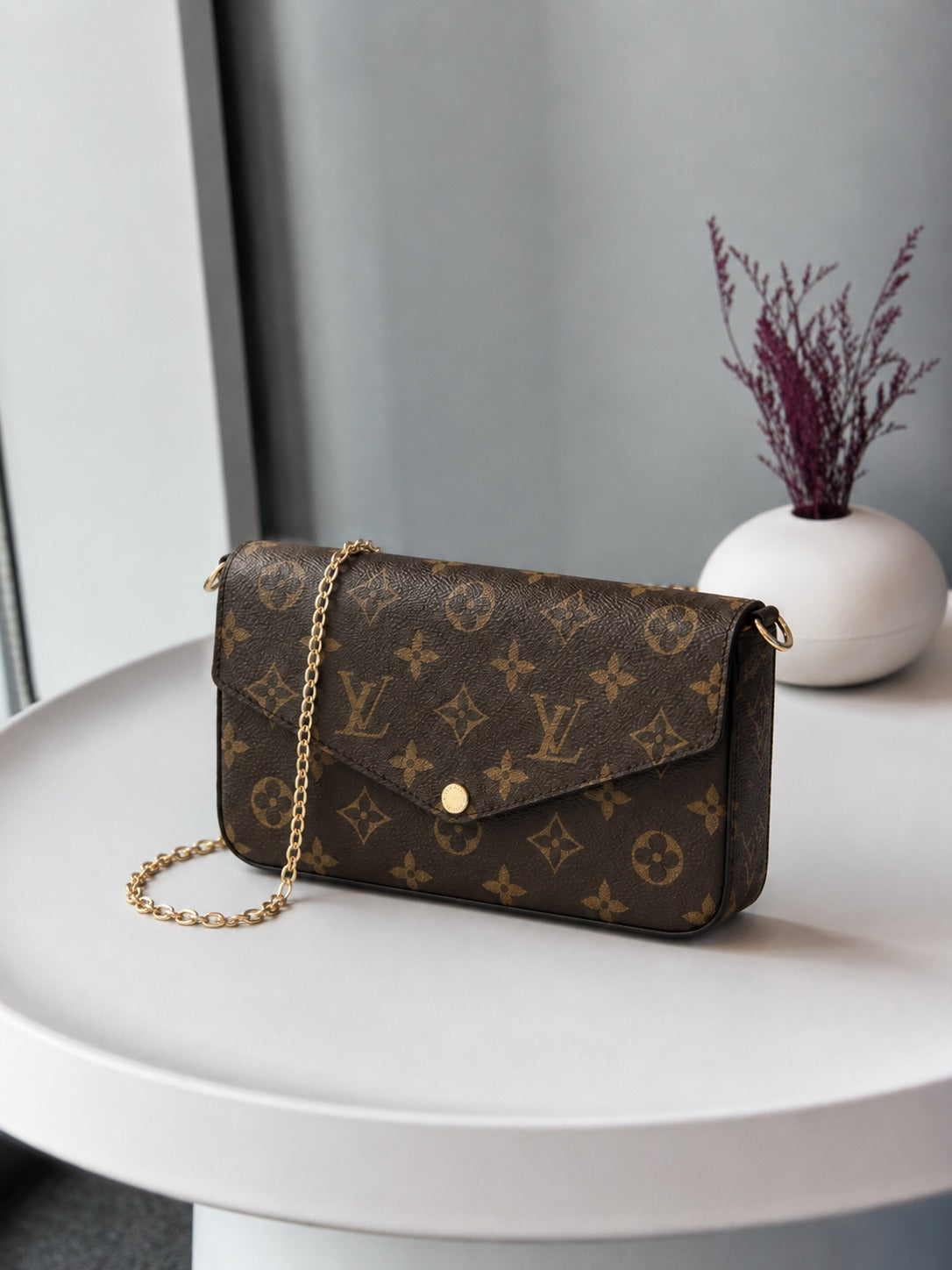 LOUIS VUITTON POCHETTE BAG