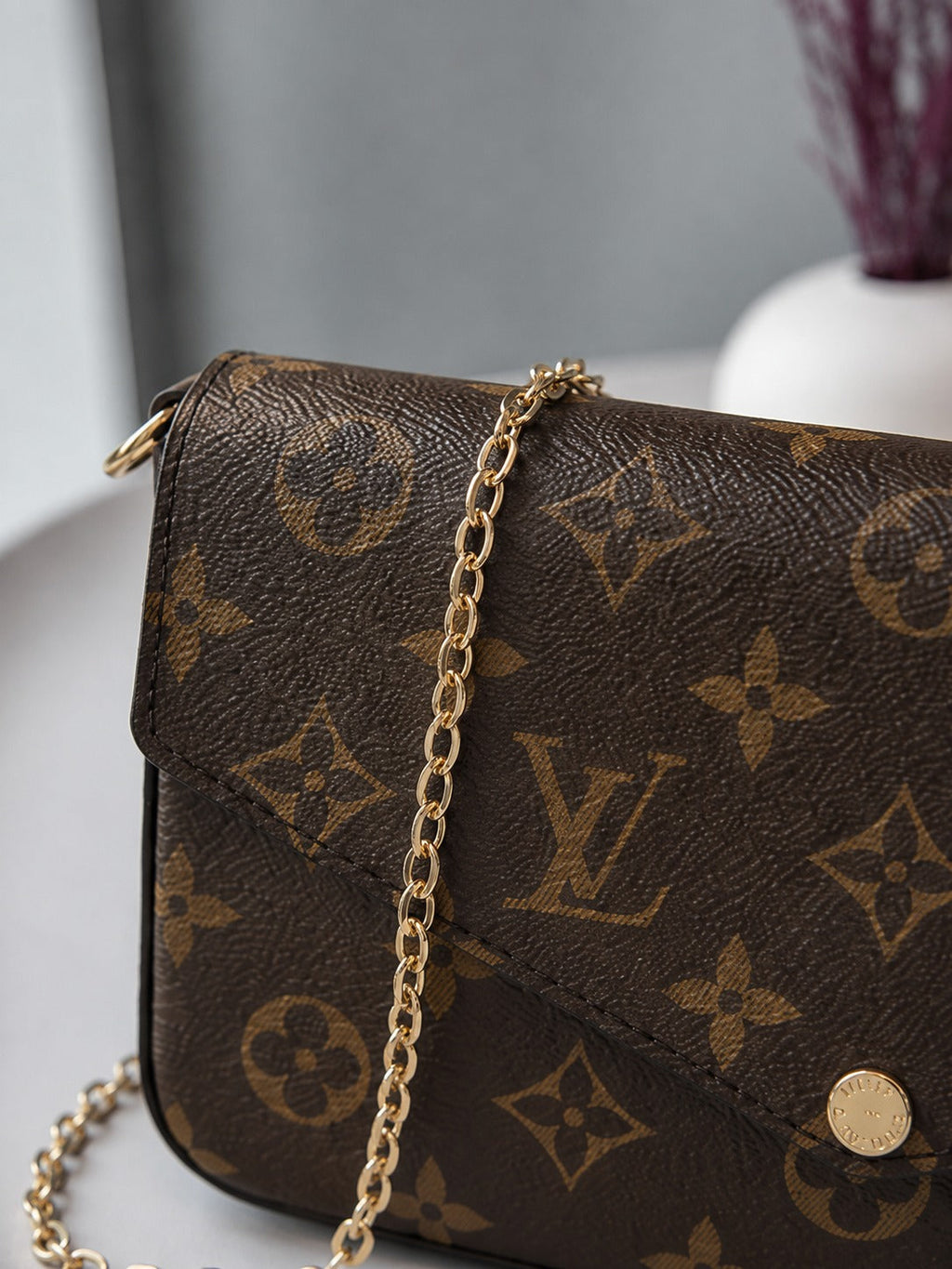 LOUIS VUITTON POCHETTE BAG