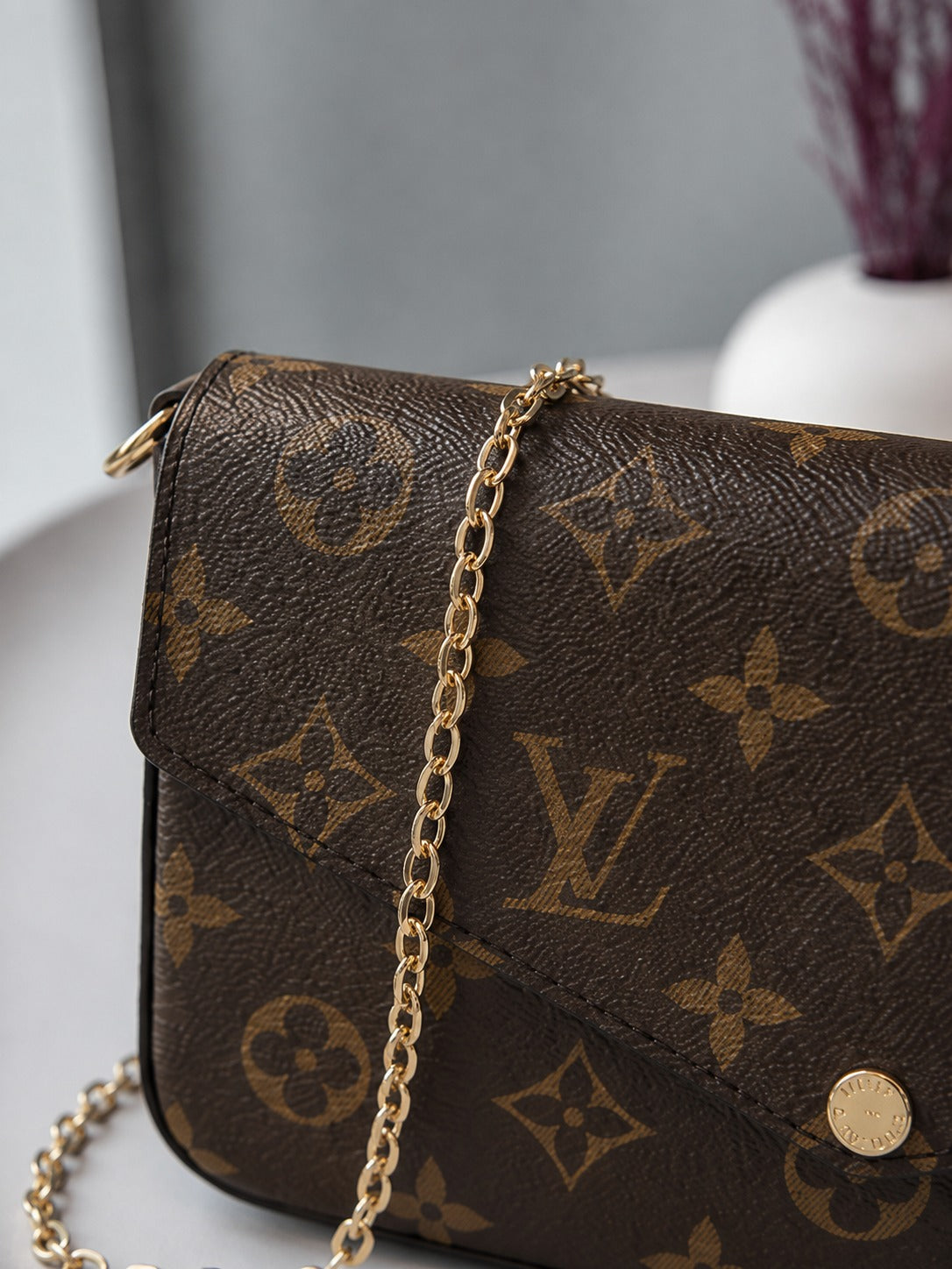 LOUIS VUITTON POCHETTE BAG