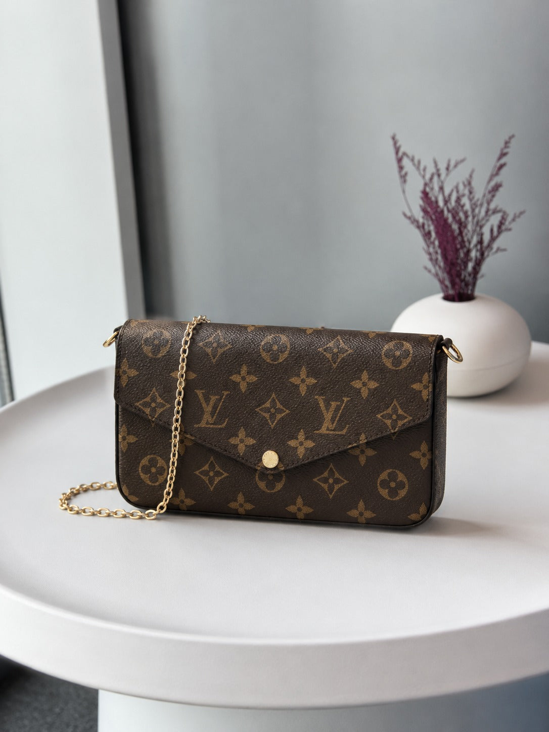 LOUIS VUITTON POCHETTE BAG
