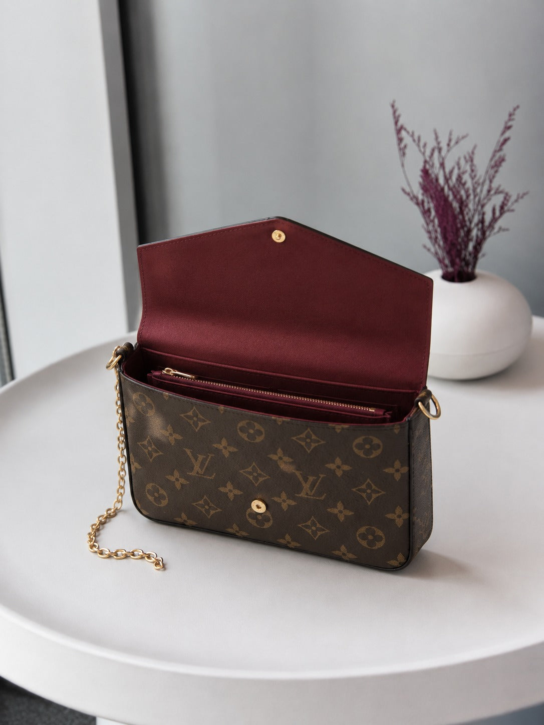LOUIS VUITTON POCHETTE BAG